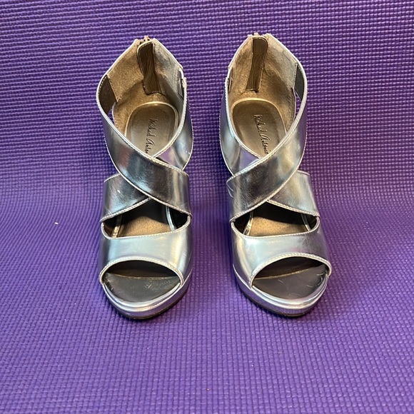 LOVIN’ MICHAEL ANTONIO SILVER HEELS - Picture 2 of 5
